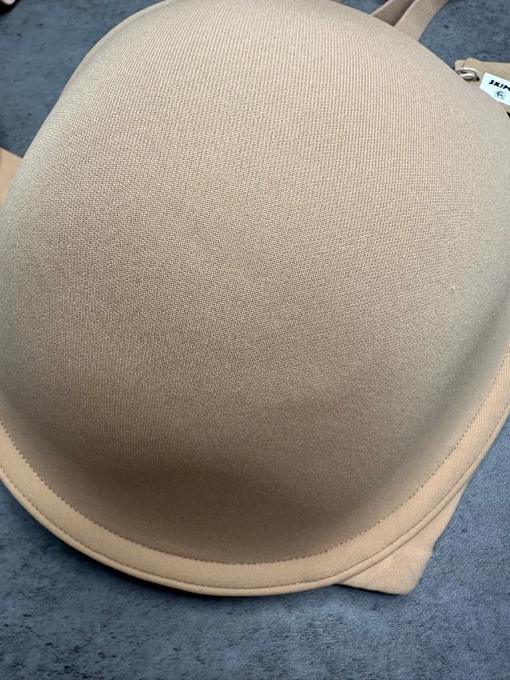 SKIMS Beige Seamless Molded T-Shirt Bra - Picture 5 of 7